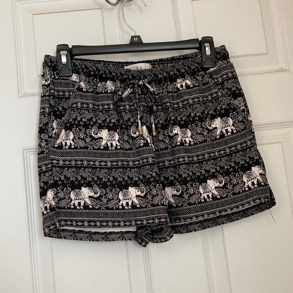 Juniors shorts with elephant design with bronze ended strings - Size S - Picture 1 of 3